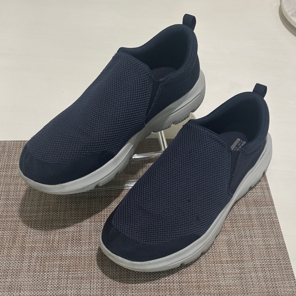 Skechers Ultra Go Walk Sneakers in navy. Men 15. Excellent condition. Very nice! - Picture 2 of 8